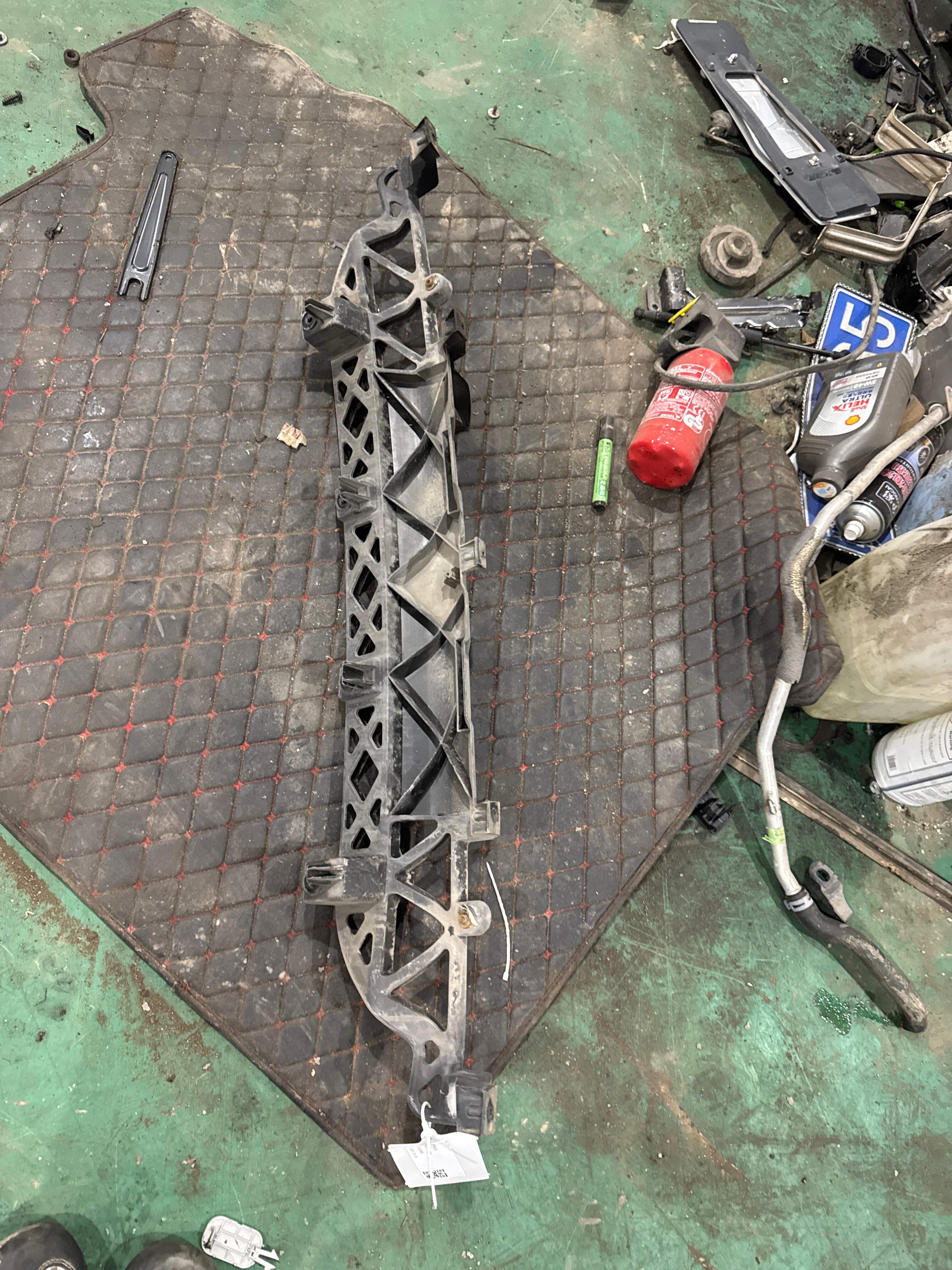 4L0807329 Rear Bumper Bracket, Lower