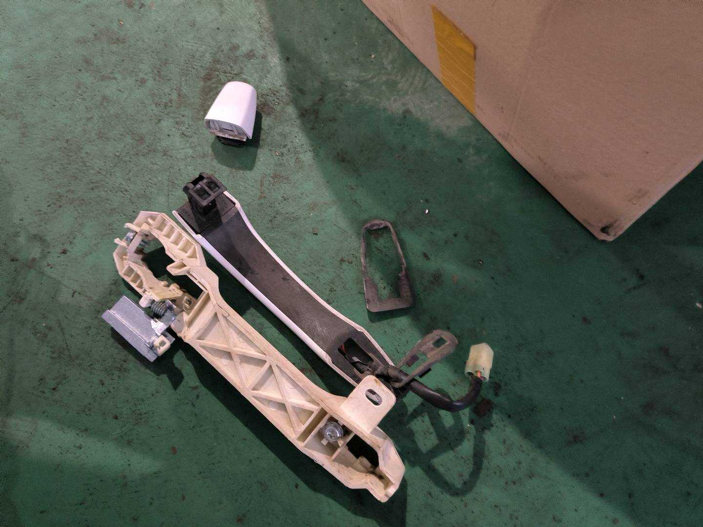 1068022282 右前车门外开把手