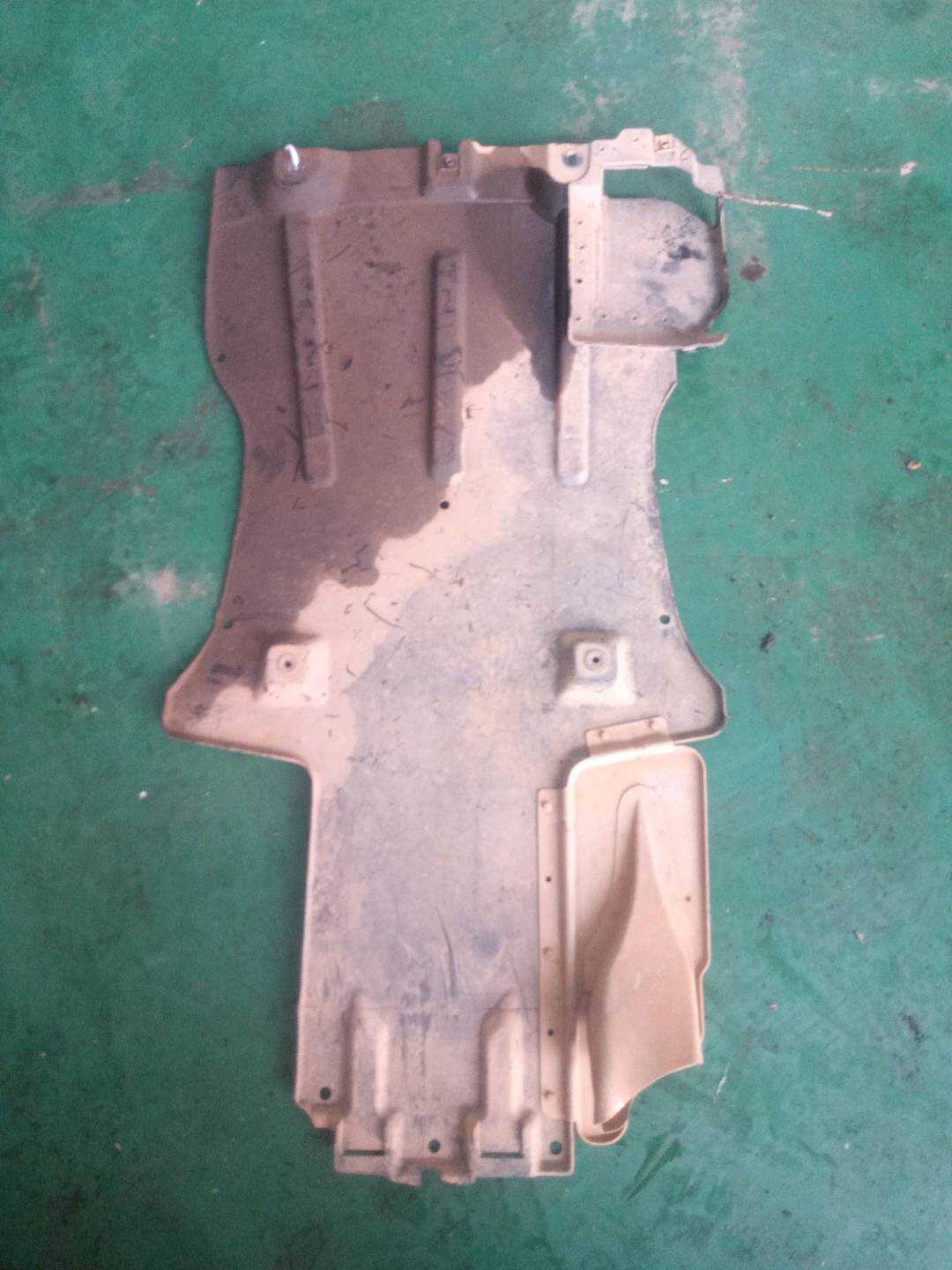 95850423100 底盘下护板(中)