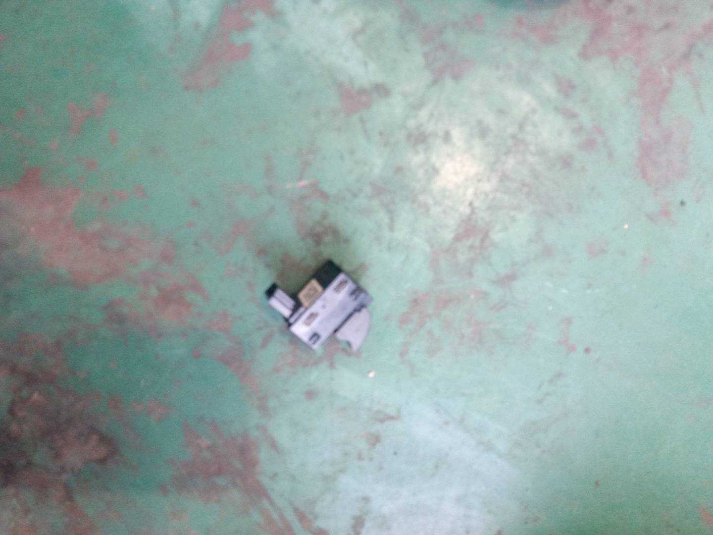 61318379597 前门玻璃升降开关(右)