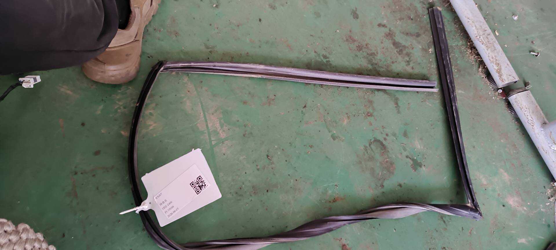 82530F9500 前门玻璃绒槽(左)