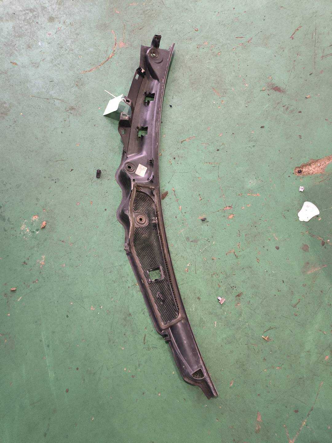 A2048301713 Front Windshield Cowl Grille