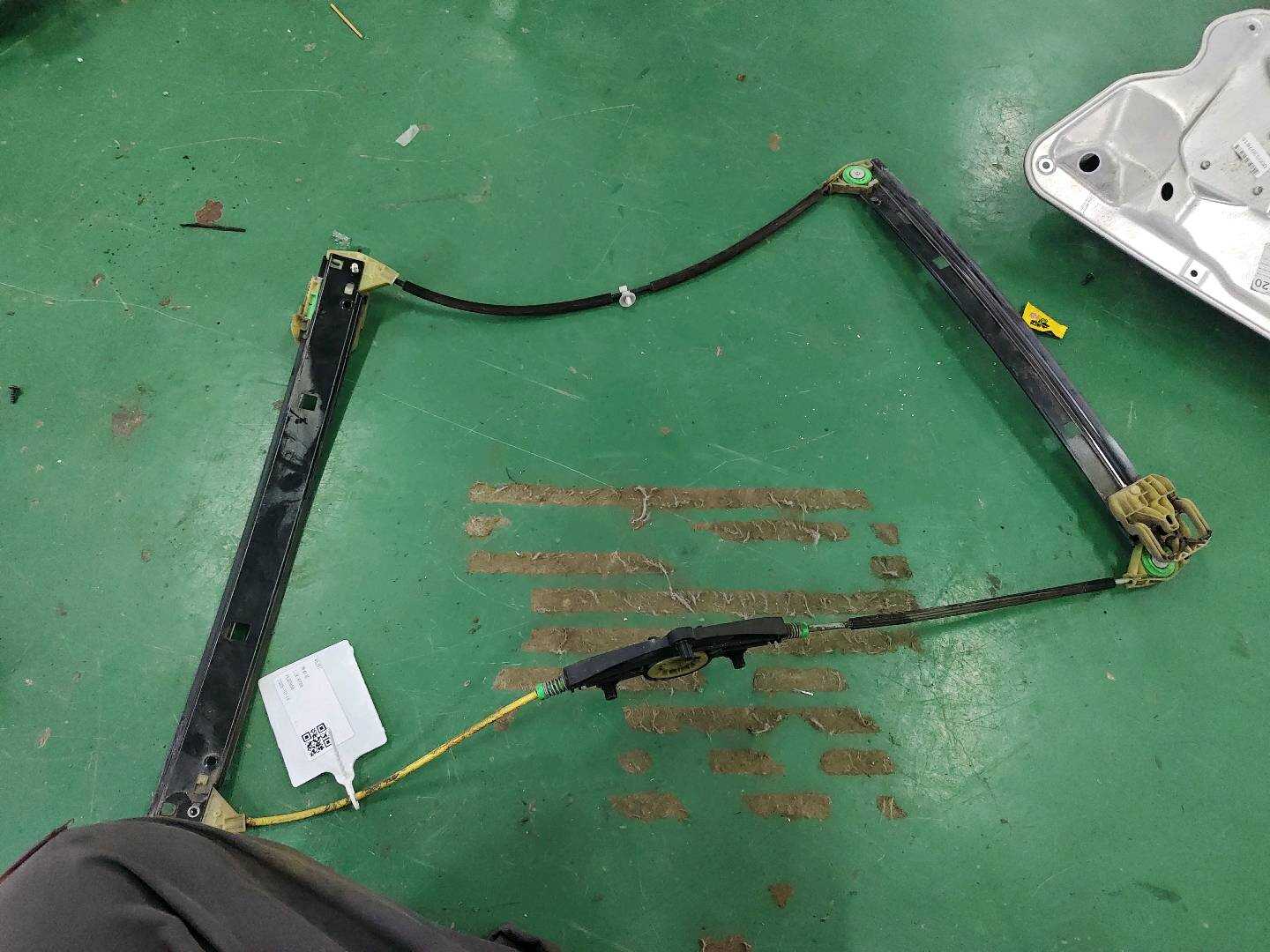 L8K0837462A 前门玻璃升降支架(右)