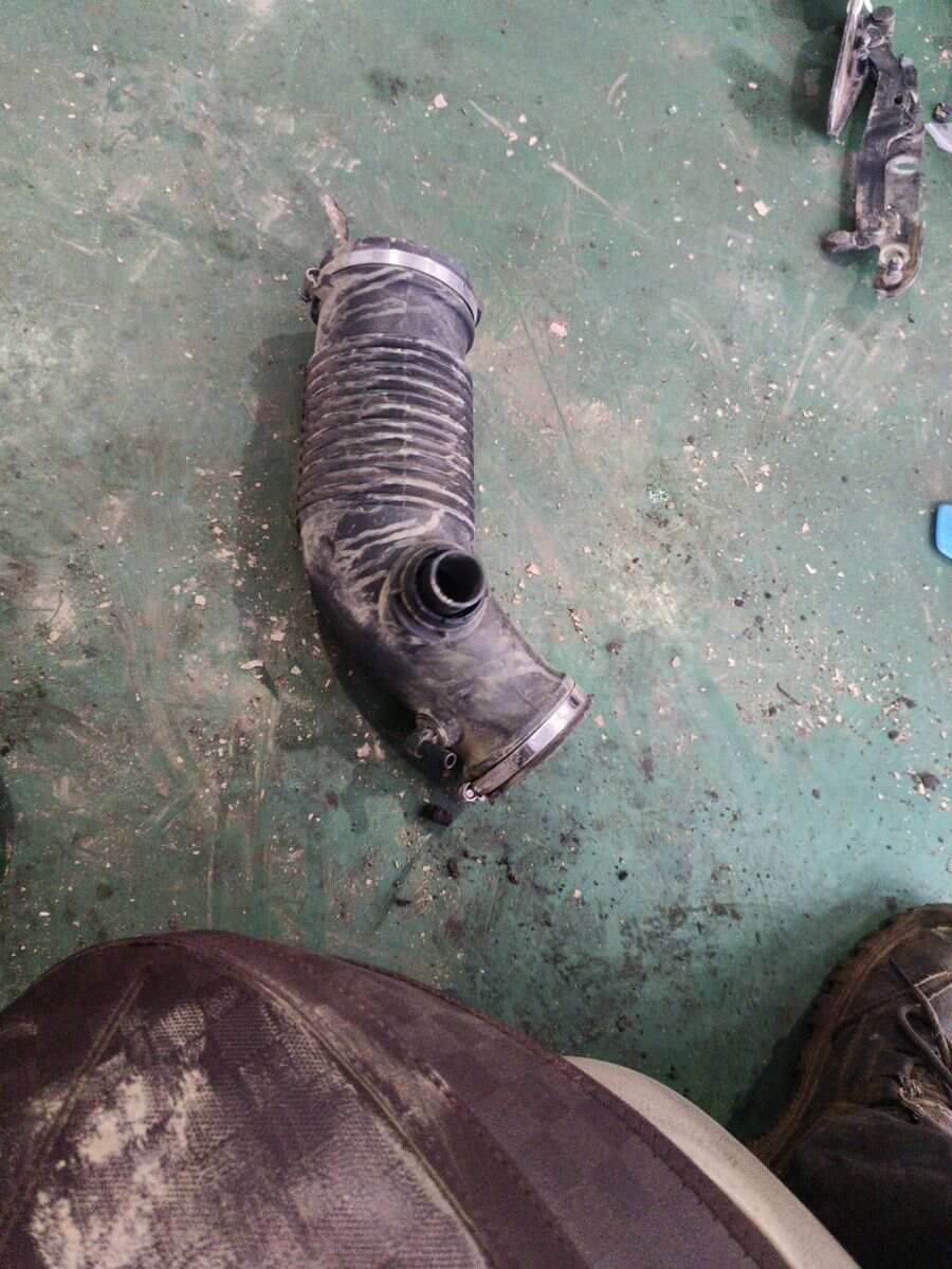 06E129629E Air Filter Outlet Pipe