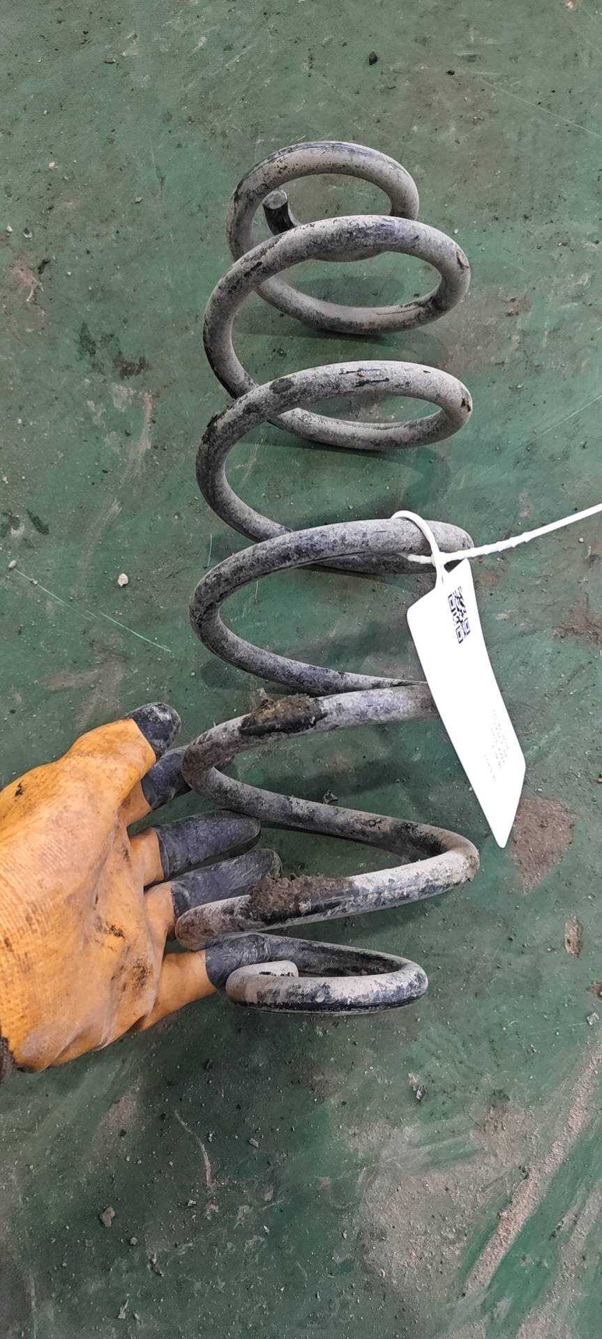 L8RD511115F 后减震器螺旋弹簧(右)