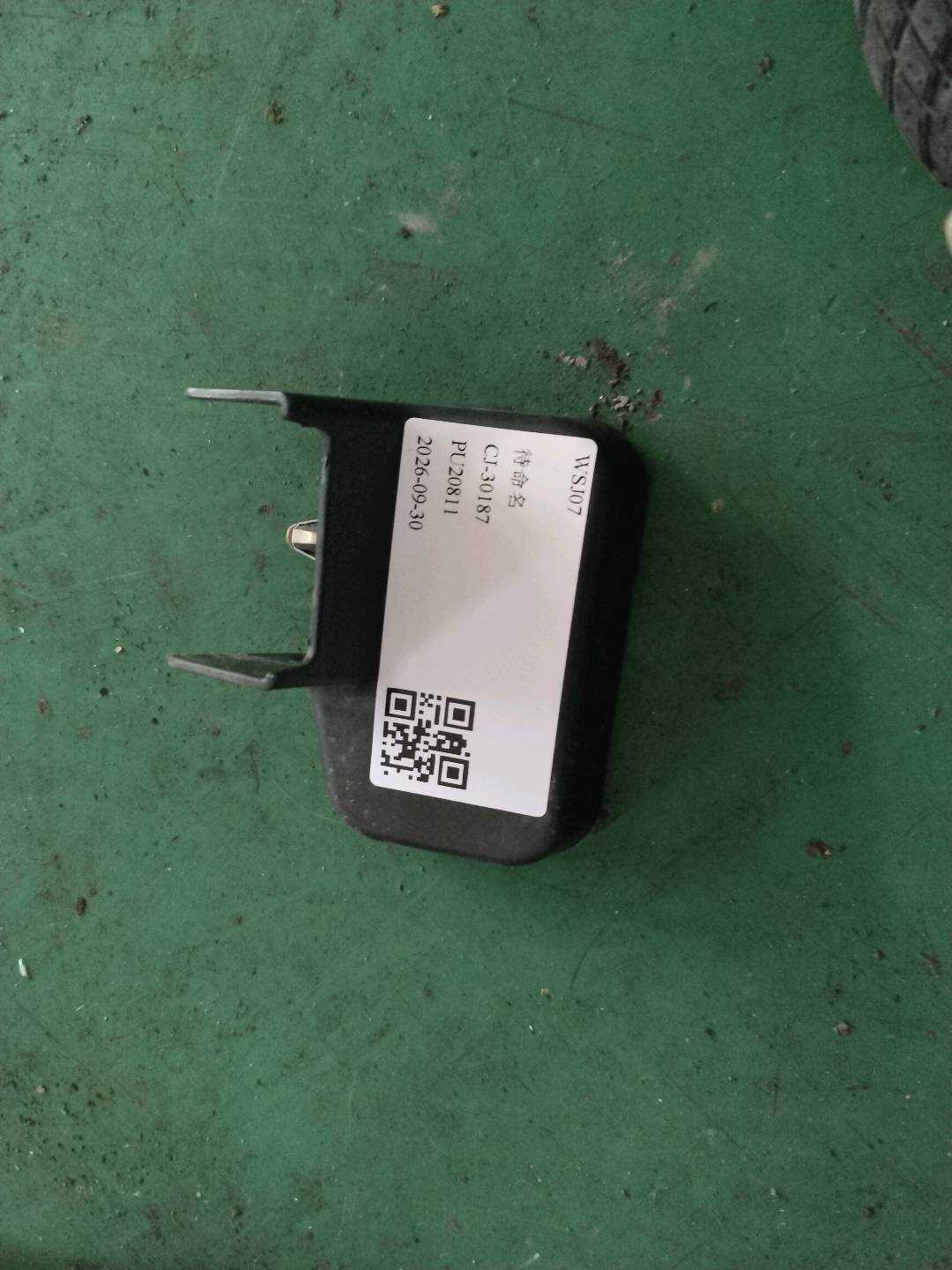 6082077600742 前排座椅左前支架装饰罩