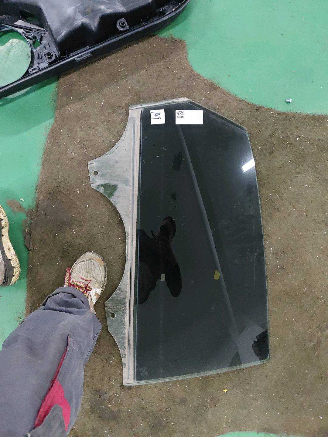 L8WD845206 Rear Door Glass, Right