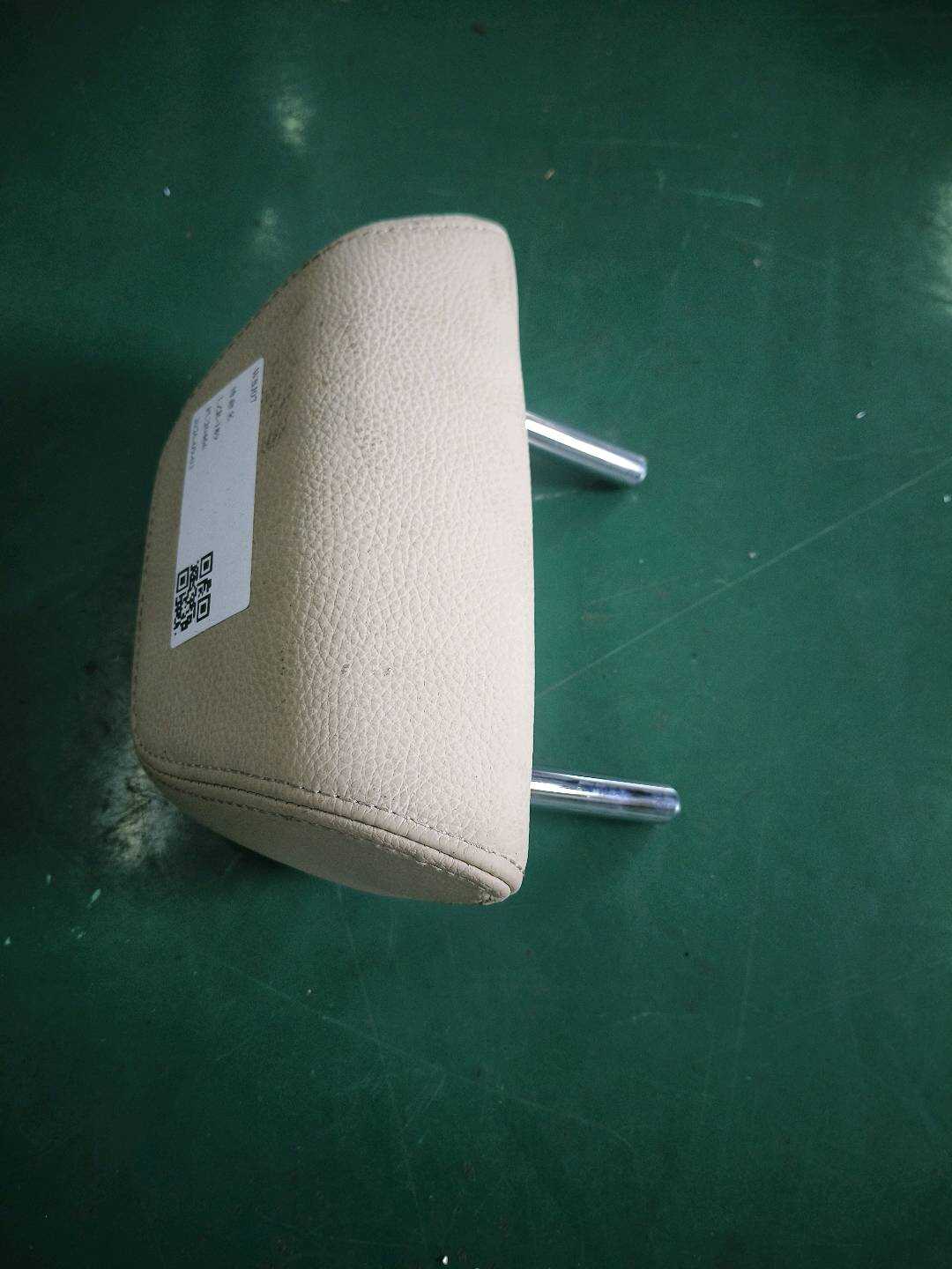 52207330333 后座椅头枕(中)