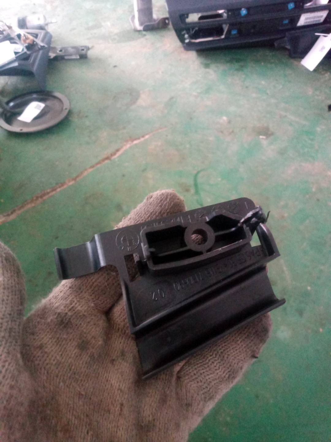 51167130690 Bracket Right