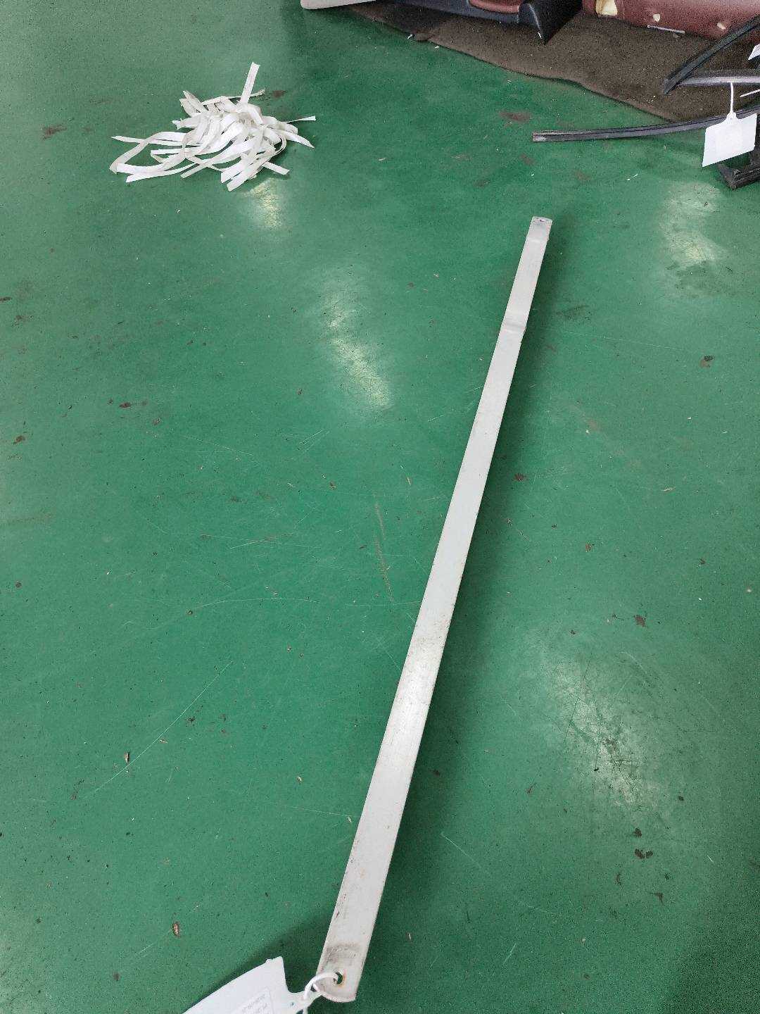 L8E0831507 防撞梁