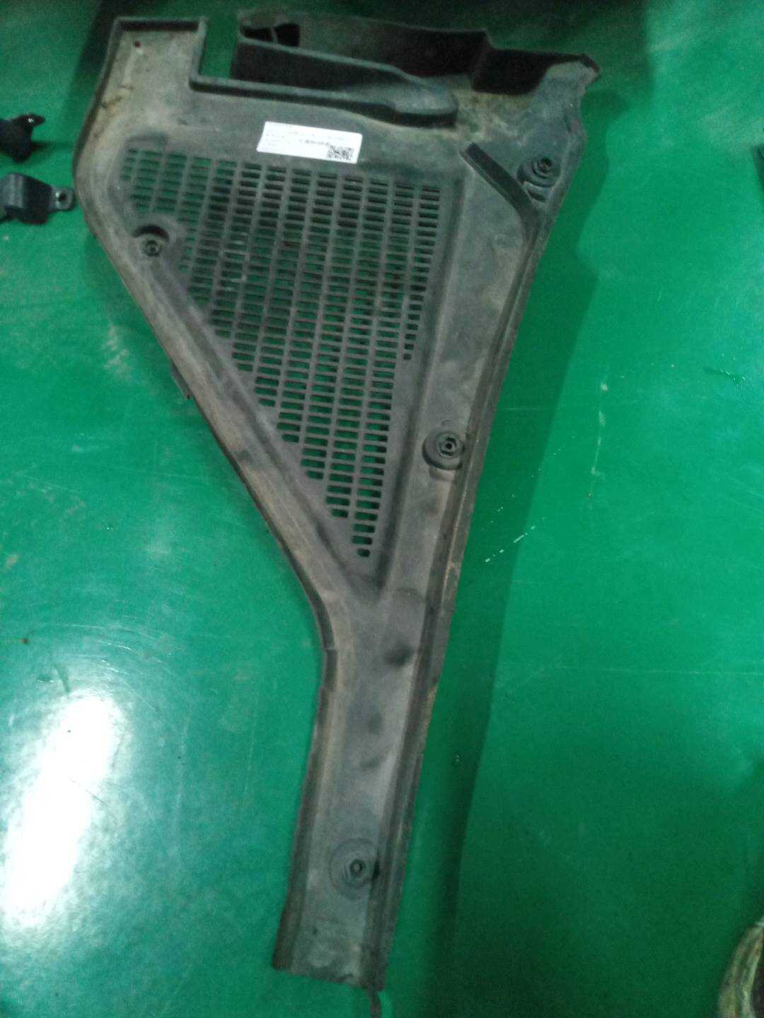 64316945584 滤清器盖板壳体右侧