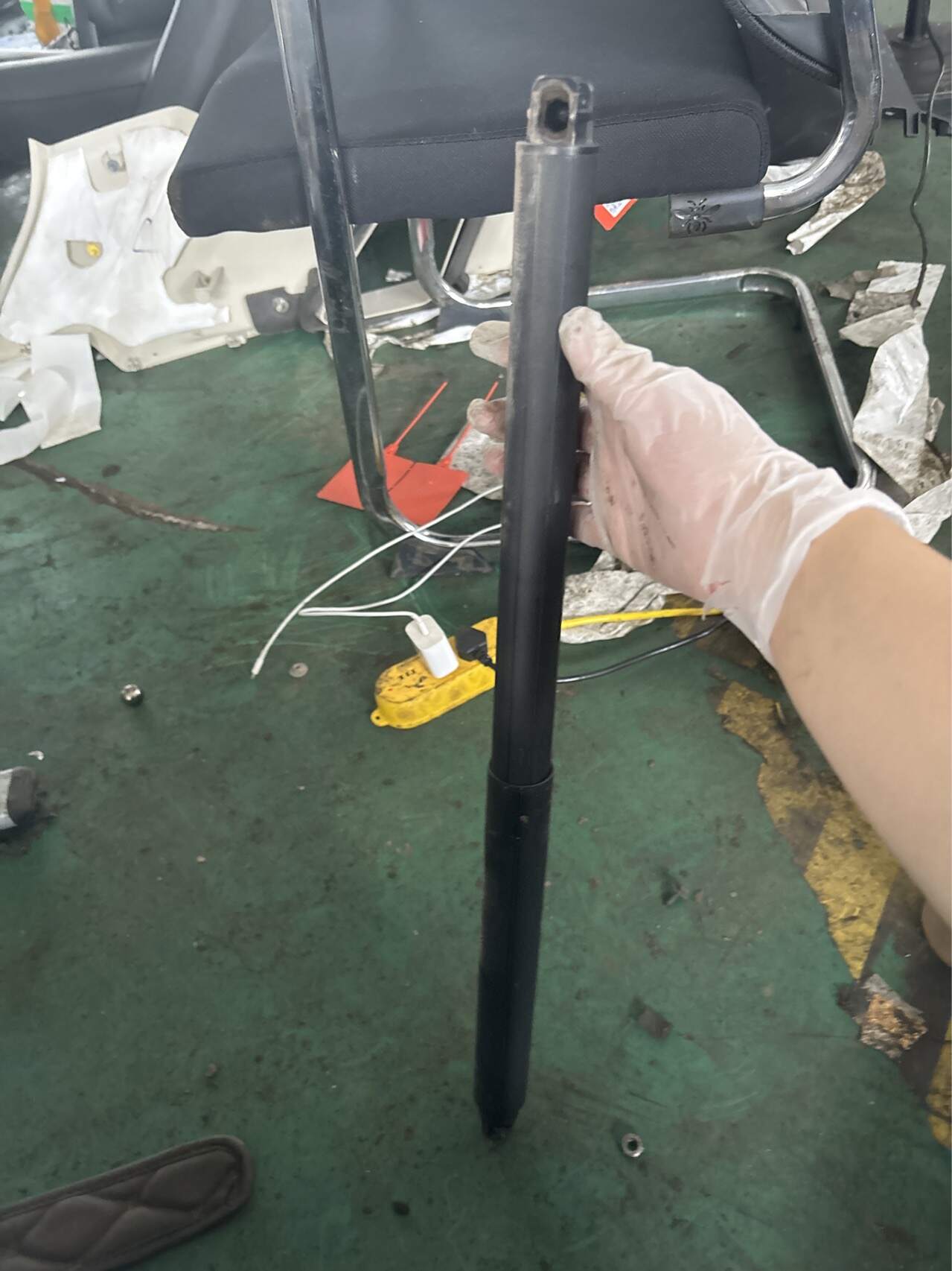 85116245 Trunk Lid Strut, Right