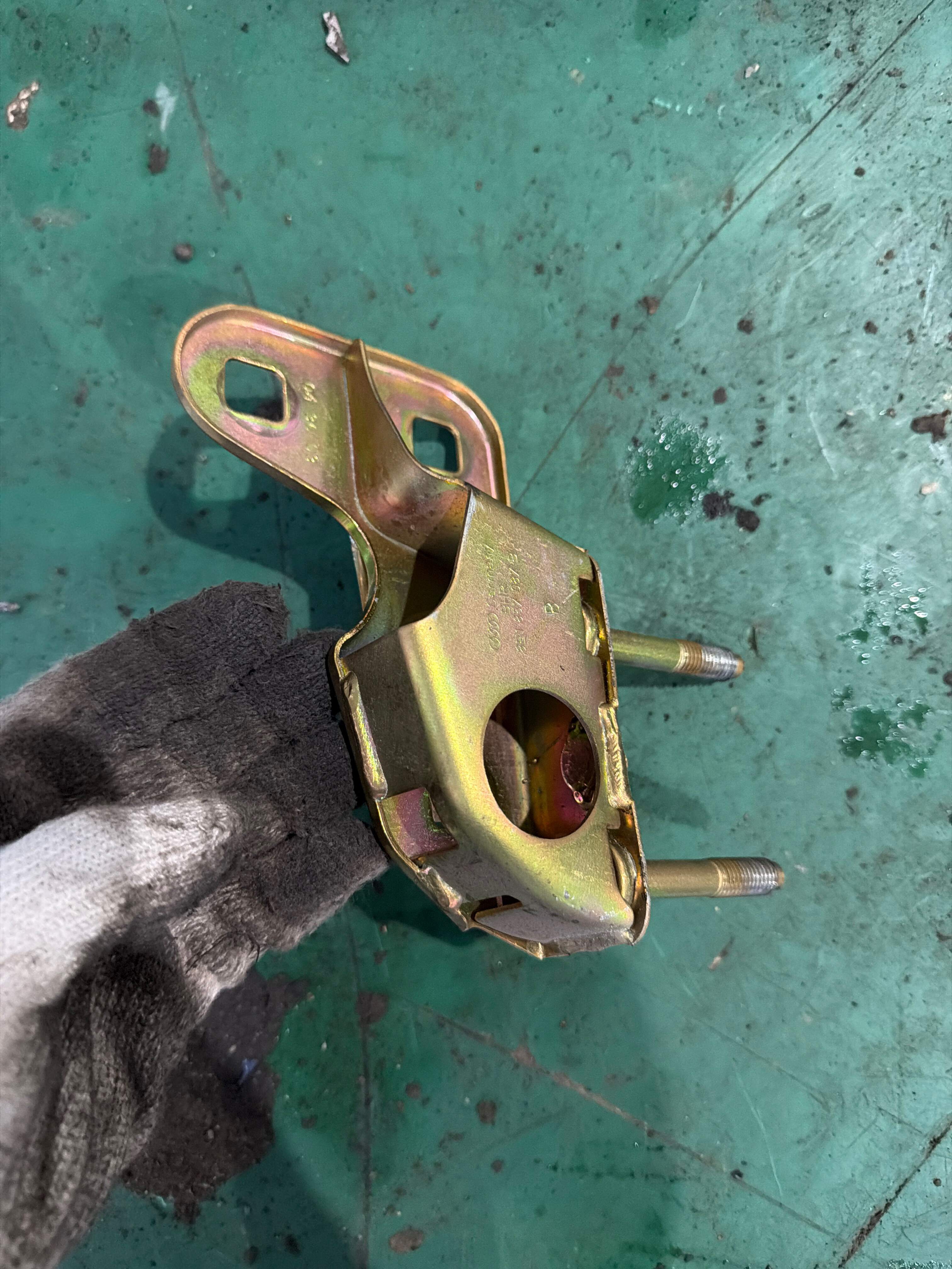 8E1857087C Dashboard Frame Bracket, Left
