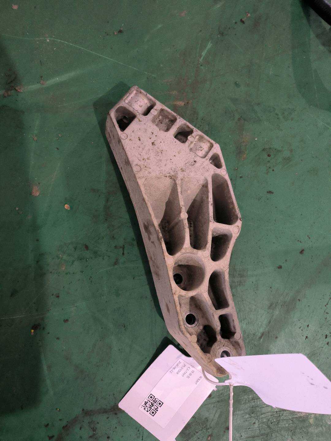 P0059242 Front Motor Lower Right Bracket