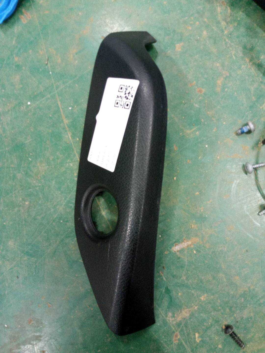 A16691011049051 驾驶员座椅底座导轨饰盖(右)