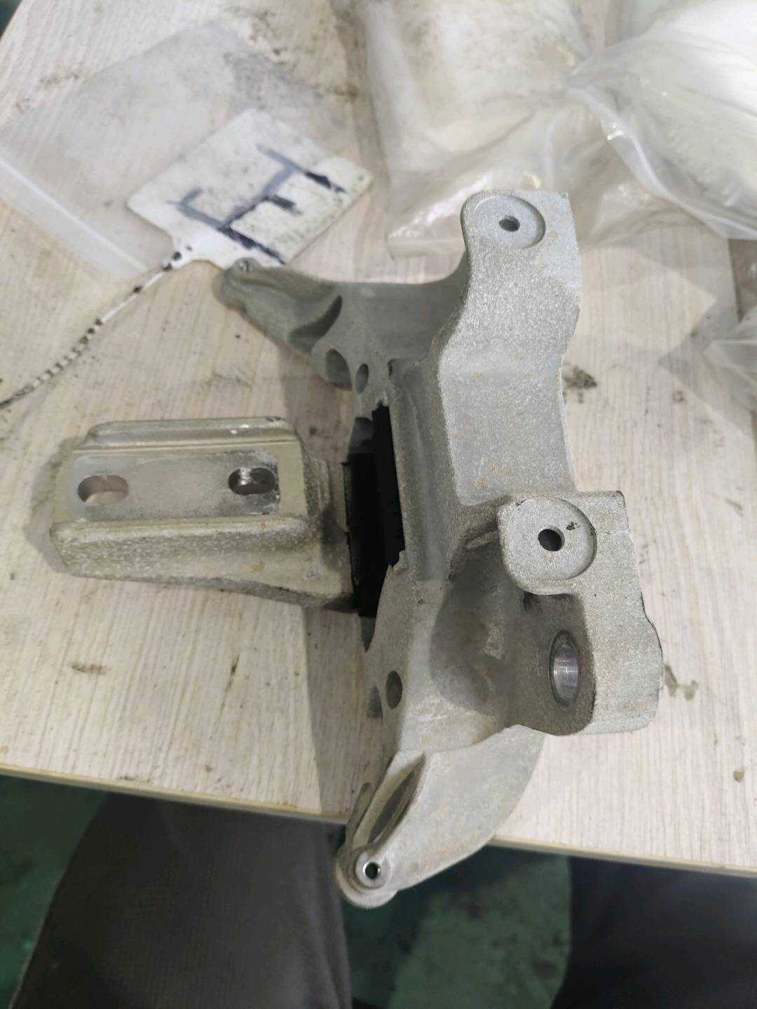 B020522 Engine Left Mount