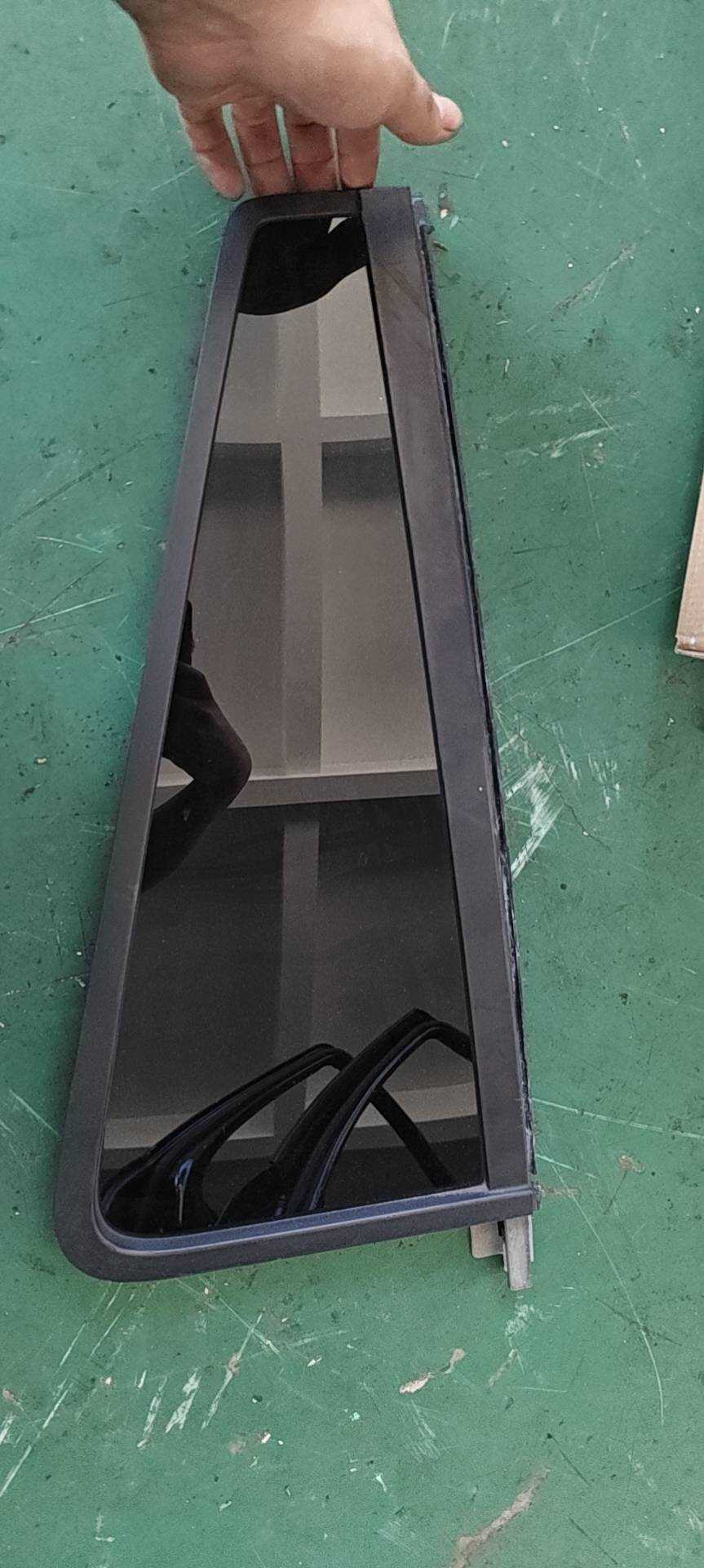 LR012229 Rear Door Quarter Glass, Right
