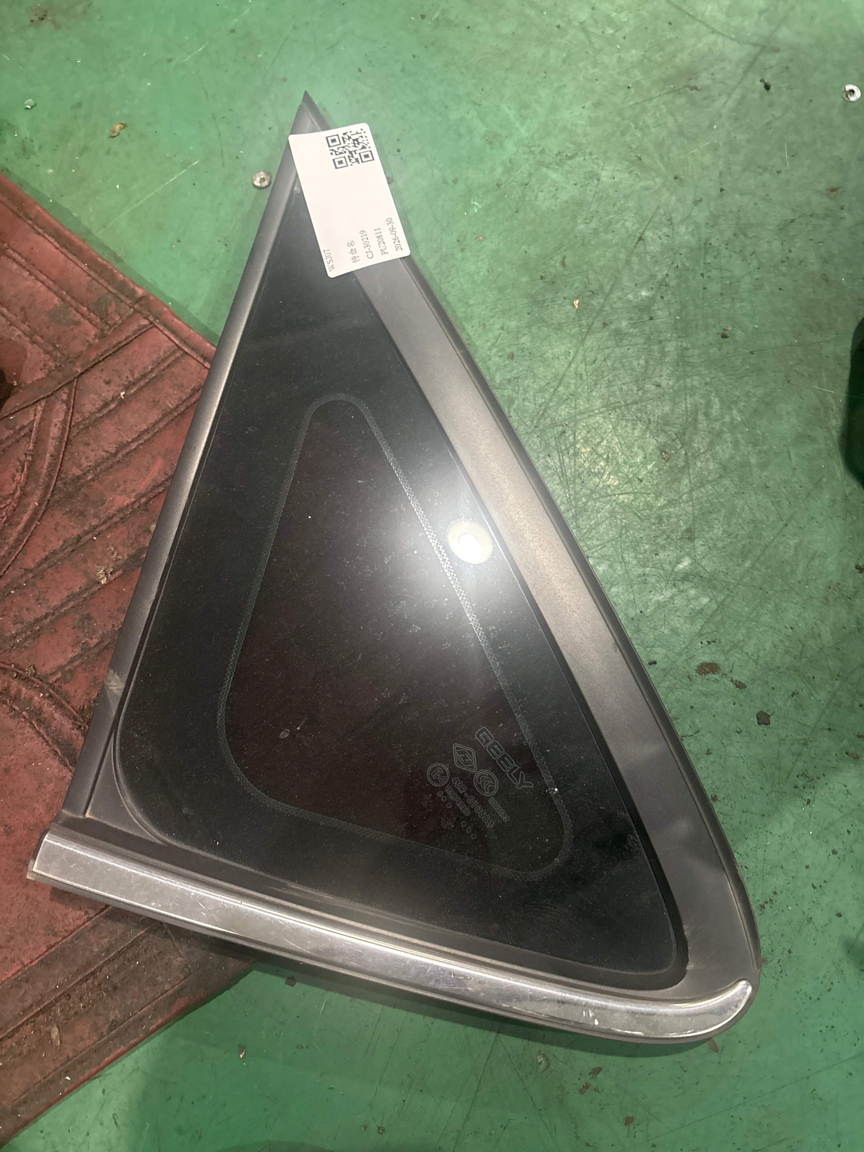 5058002000 左侧车身C柱角窗玻璃