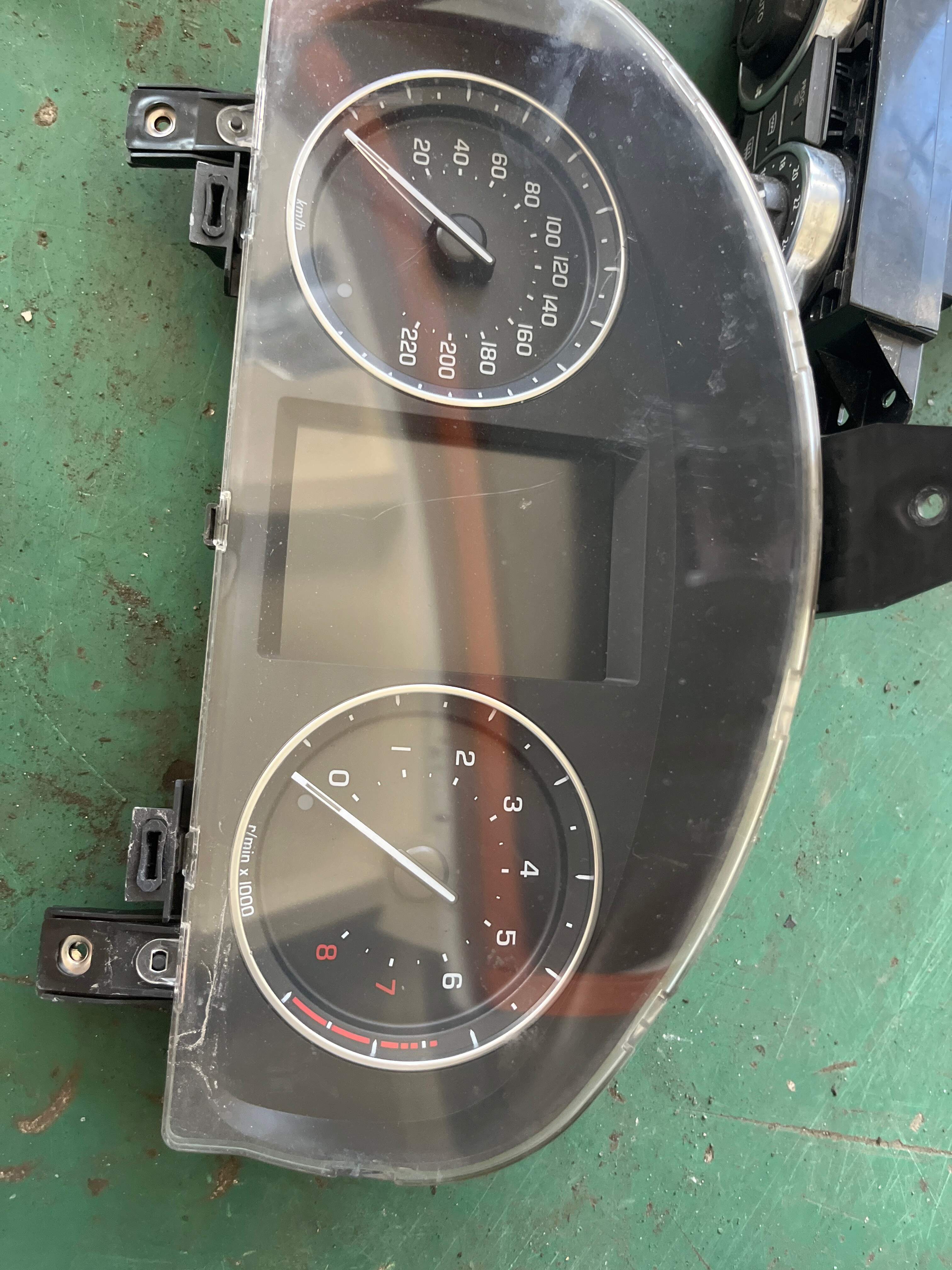 LR039944 Instrument Cluster