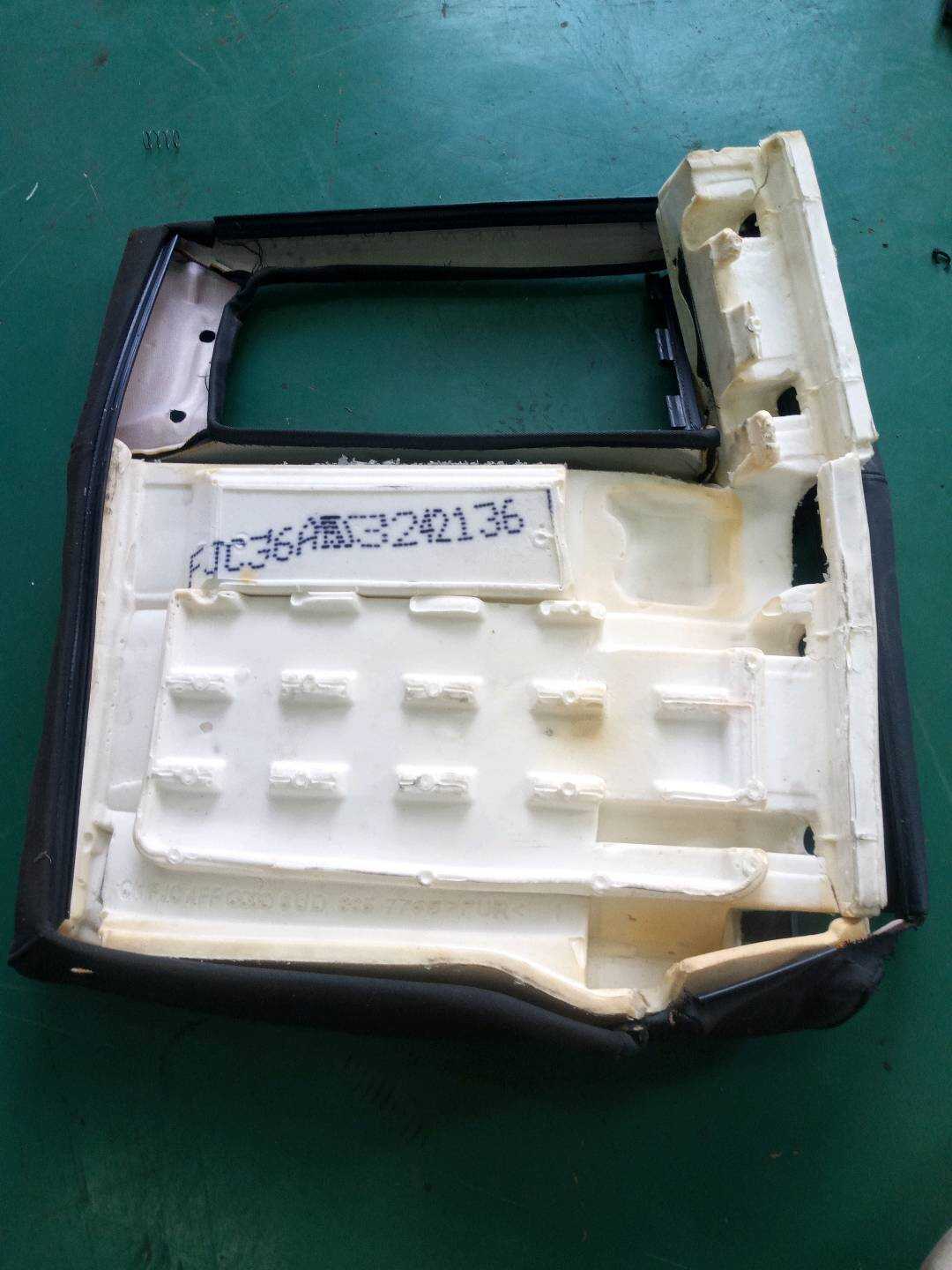 L8UD885776B 后座椅靠背软垫(右)