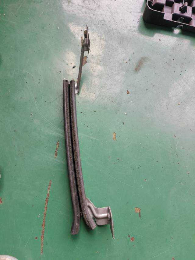 9303L3 Front Door Window Guide Rail, Front Right