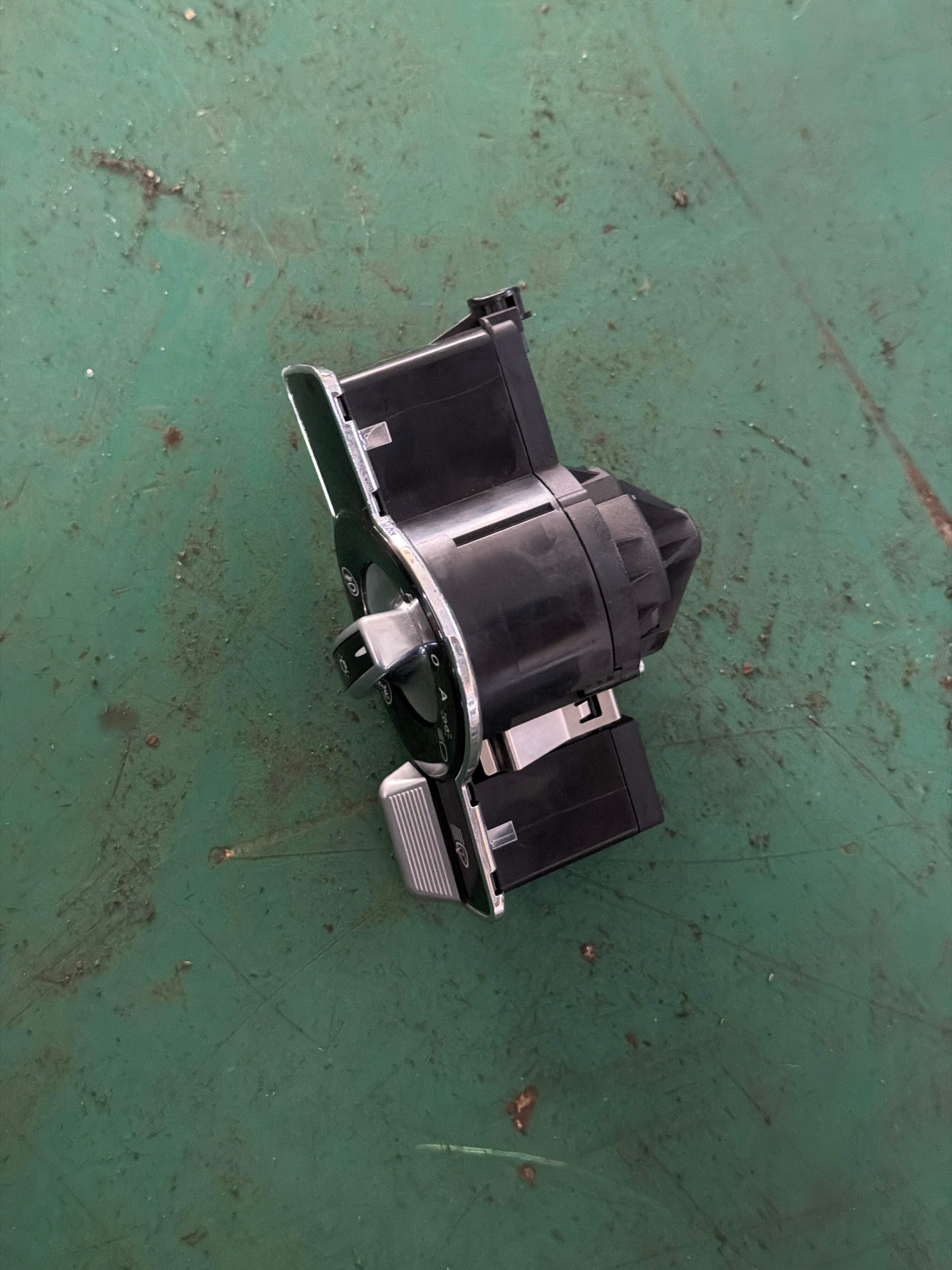 A22154520049051 Light Switch