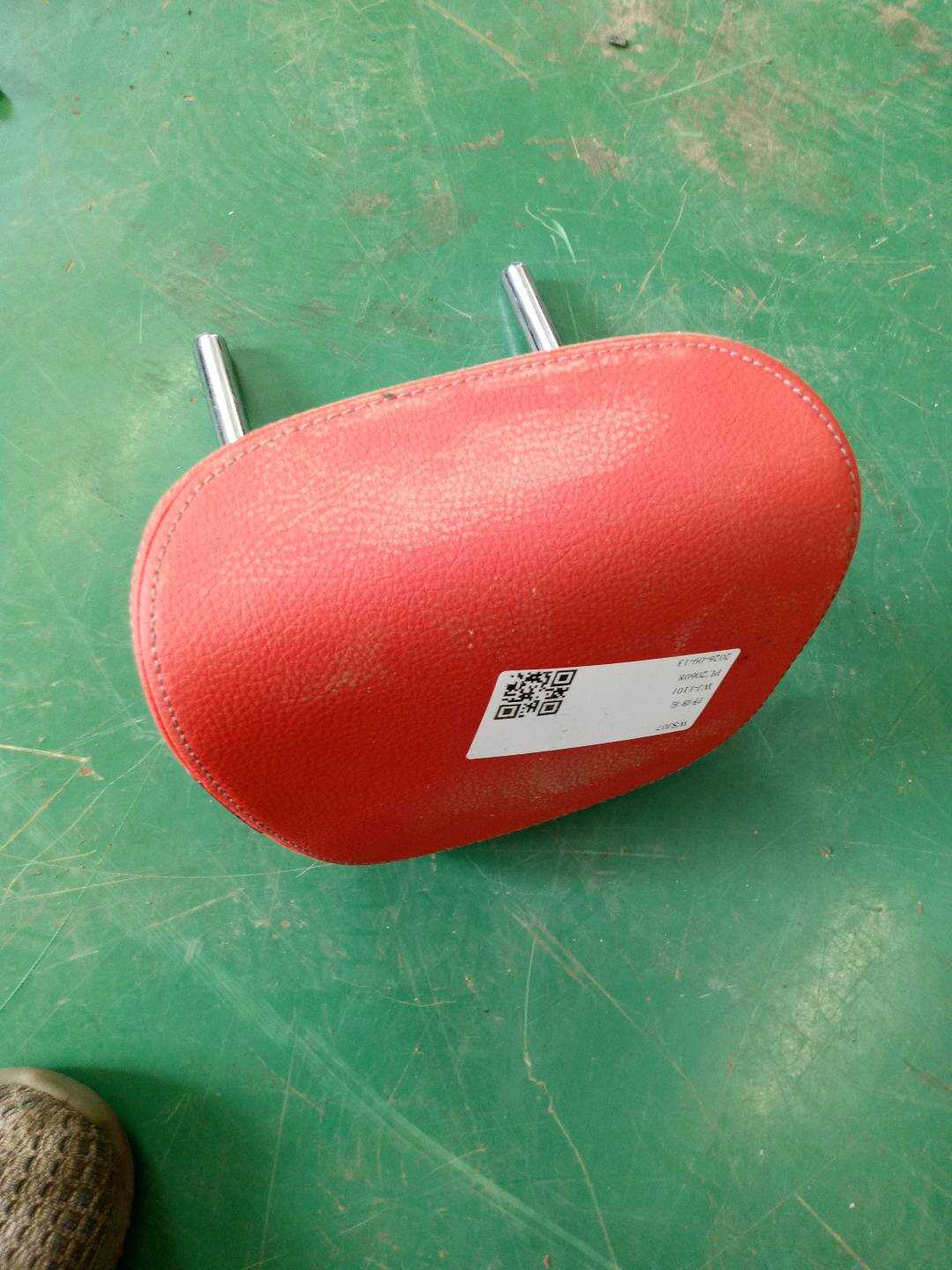 52209478610 后座椅头枕(中)