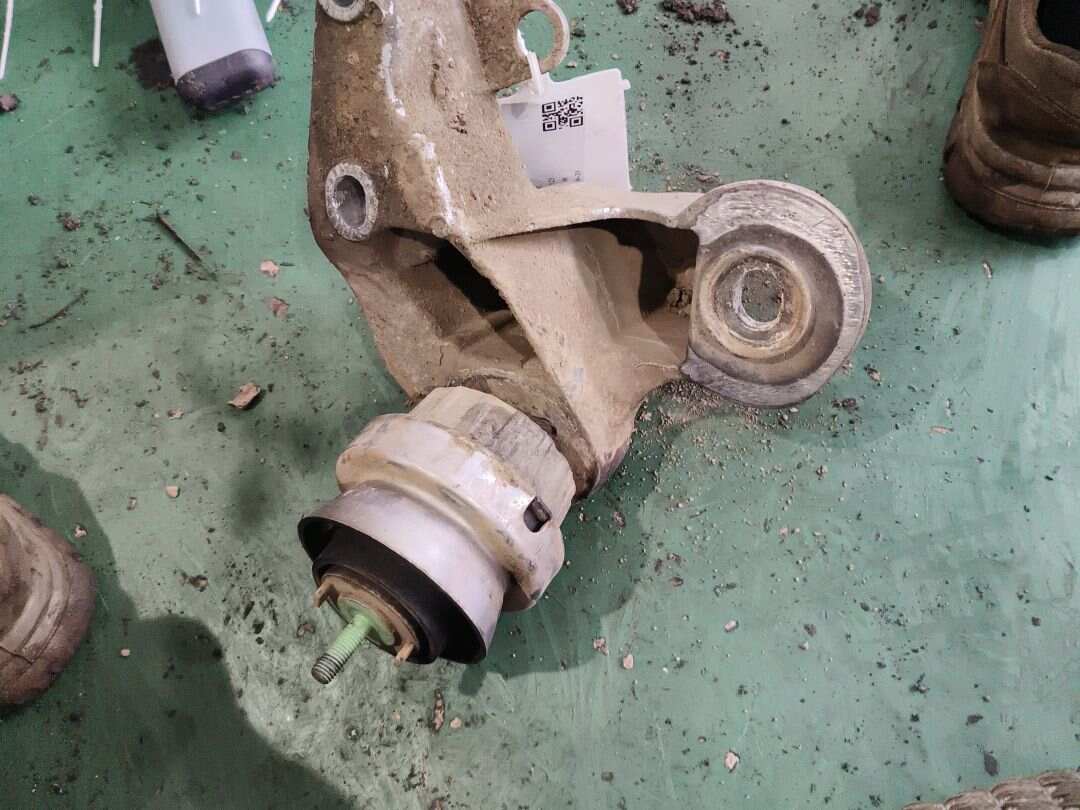 L4FD199352 Engine Mount Bracket, Right