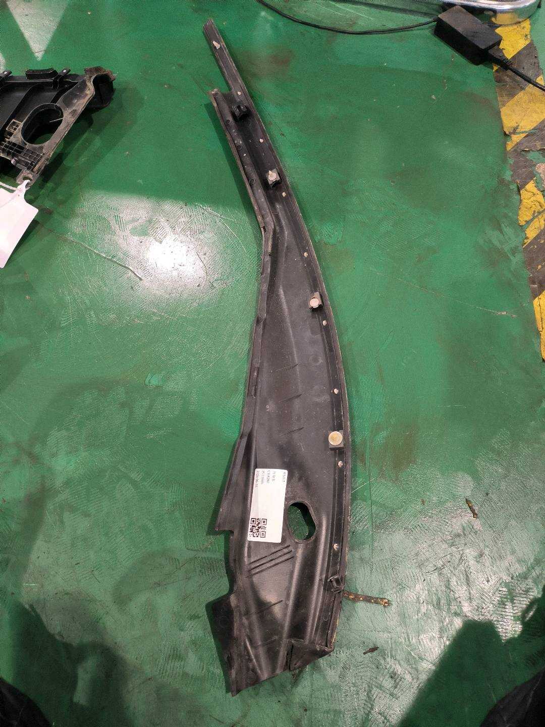 658202V70A 前叶子板密封胶条(右)