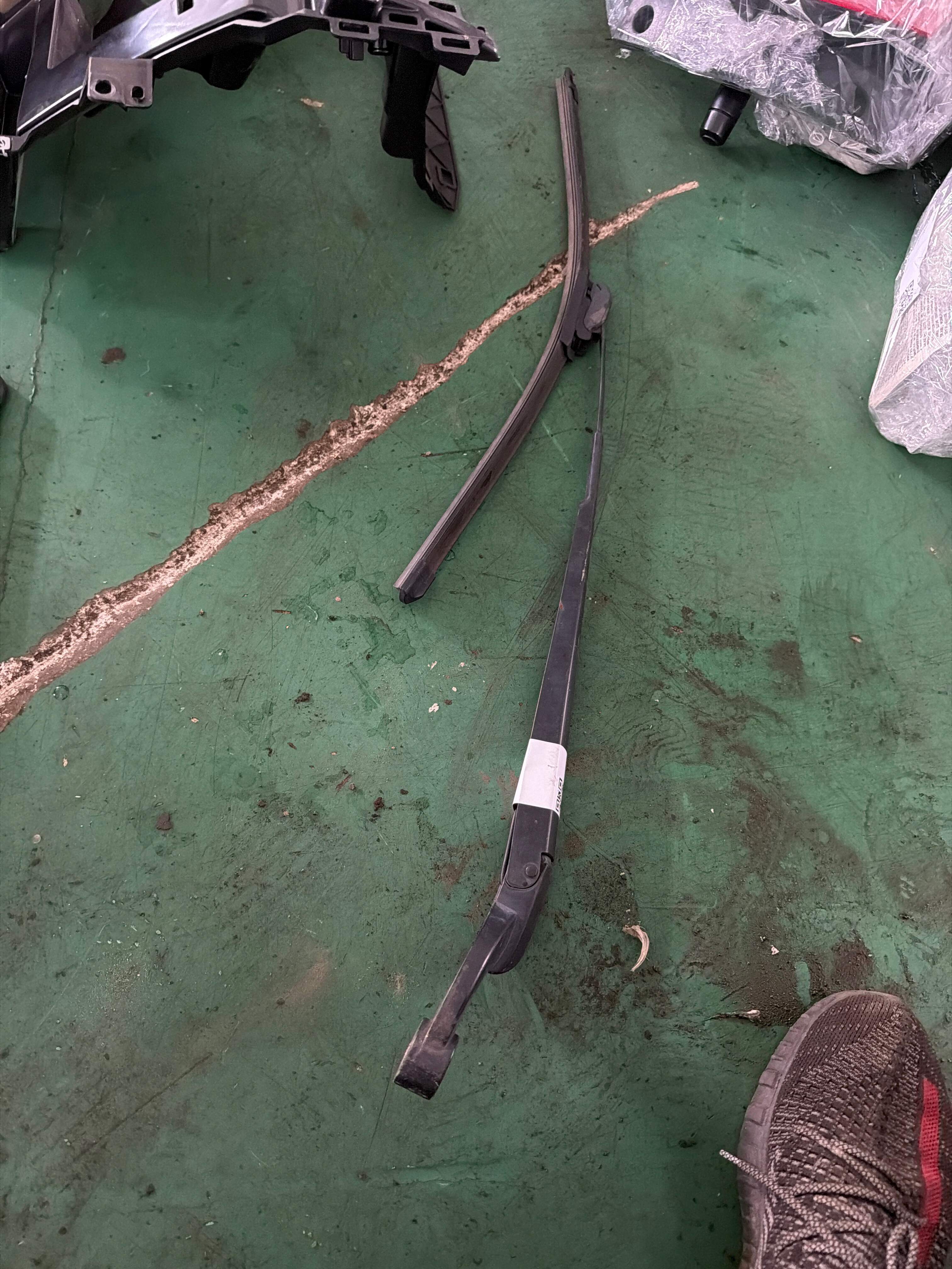 DKB500570 Front Windshield Wiper Arm, Right