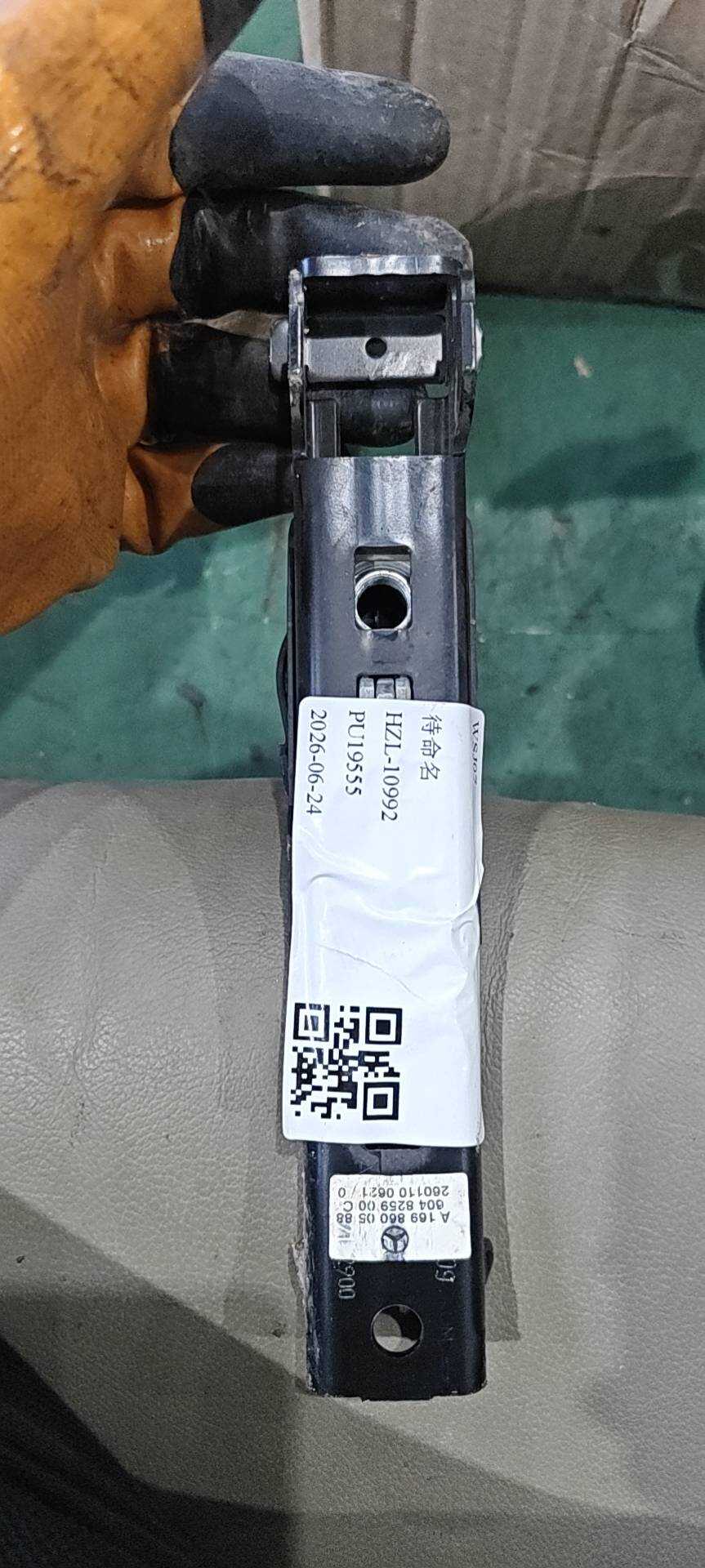 A1698600588 副驾驶员座椅安全带高度调节器