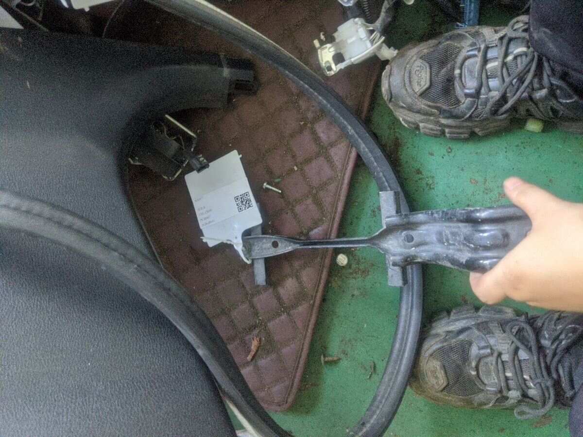 7440448100 Battery Hold-Down Clamp