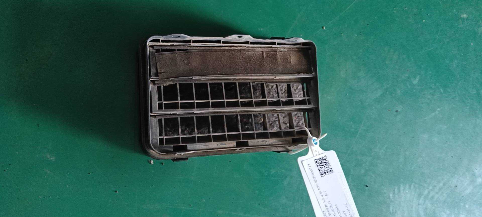64229122453 Rear Bumper Vent (Right), Left