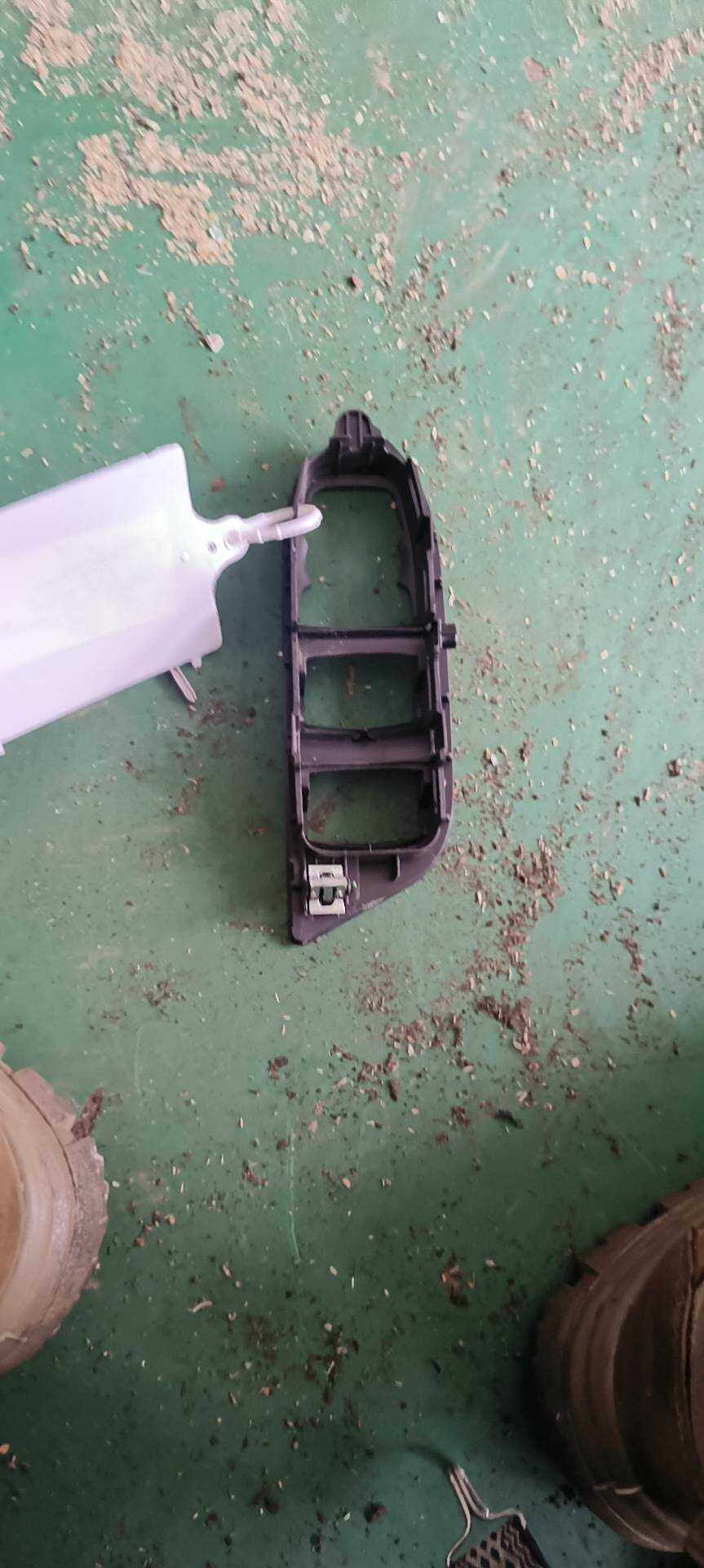 84156195 前门玻璃升降开关装饰板(左)
