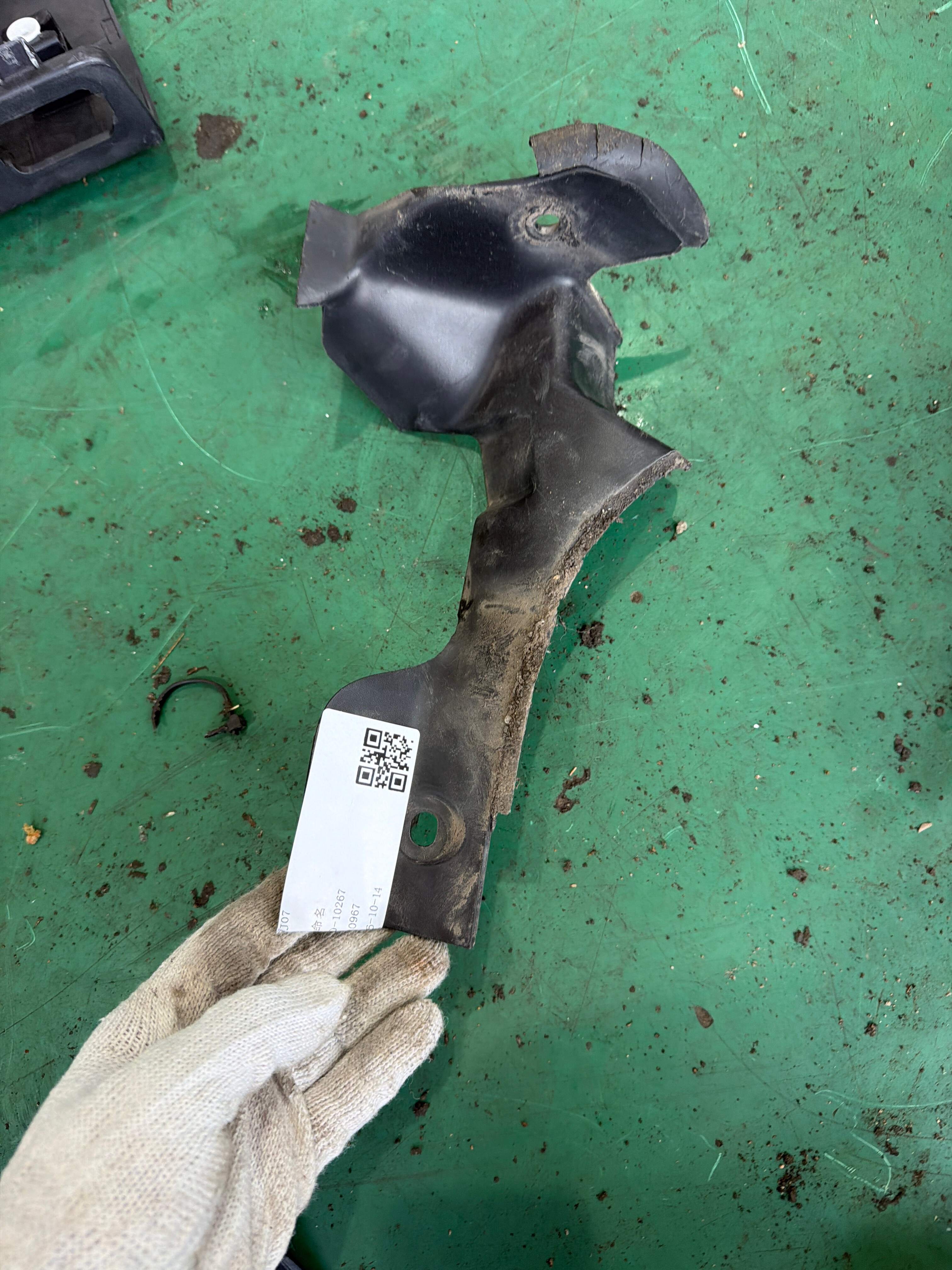 LR027234 Trunk Lid Hinge Cover, Right