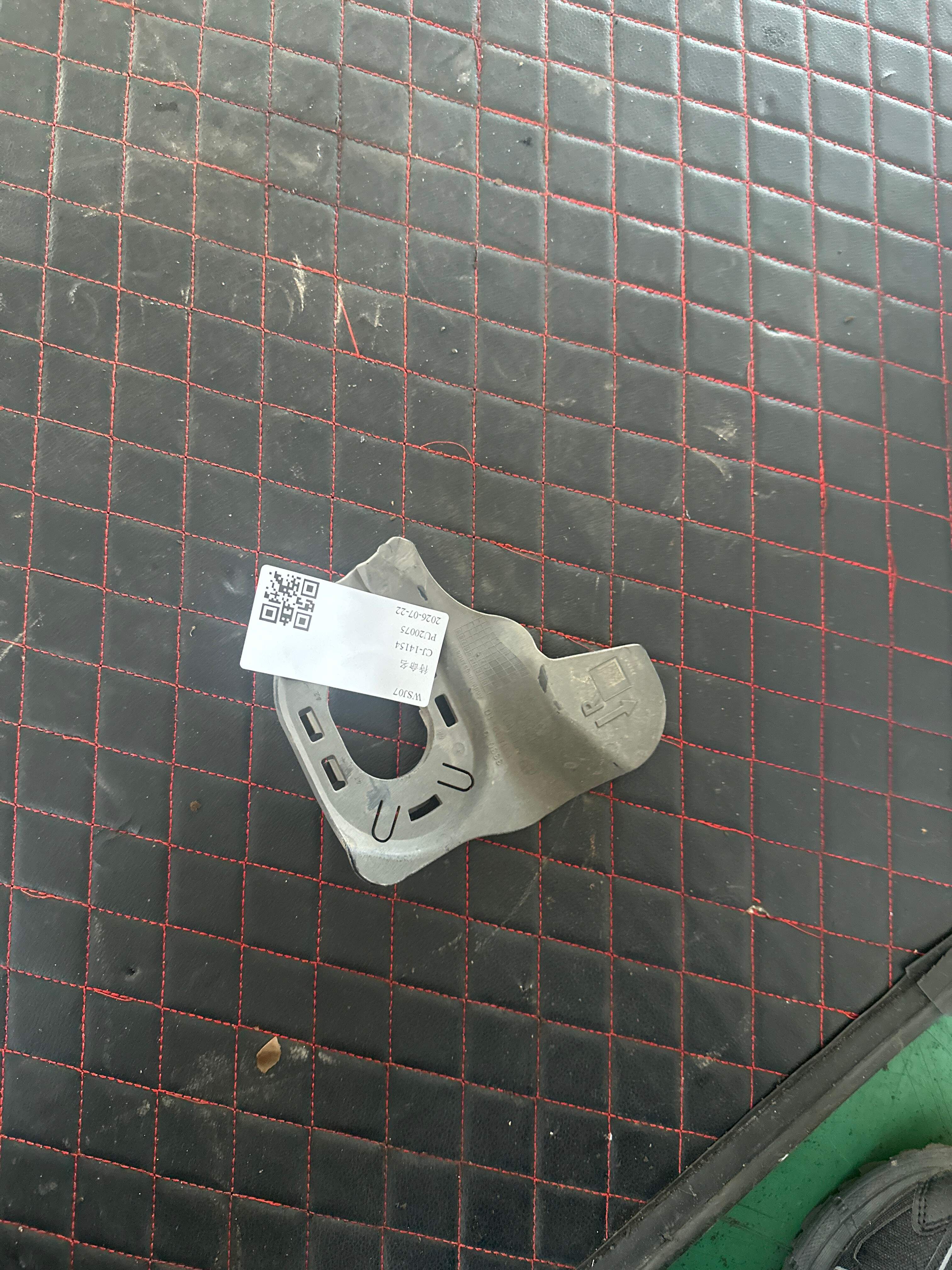 33306888060 碎石防护板(右后)