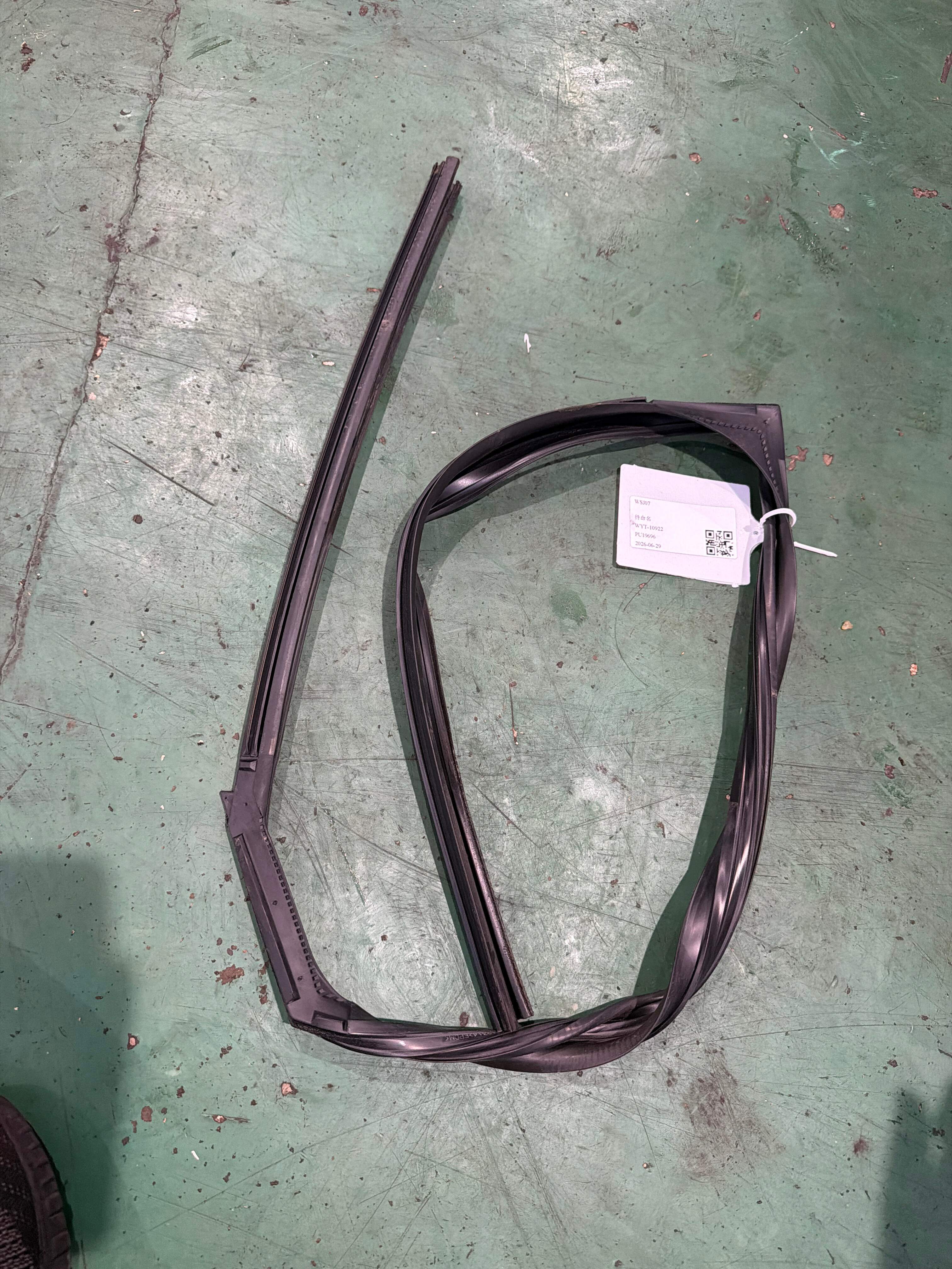 823301CA0A 后门玻璃绒槽(右)