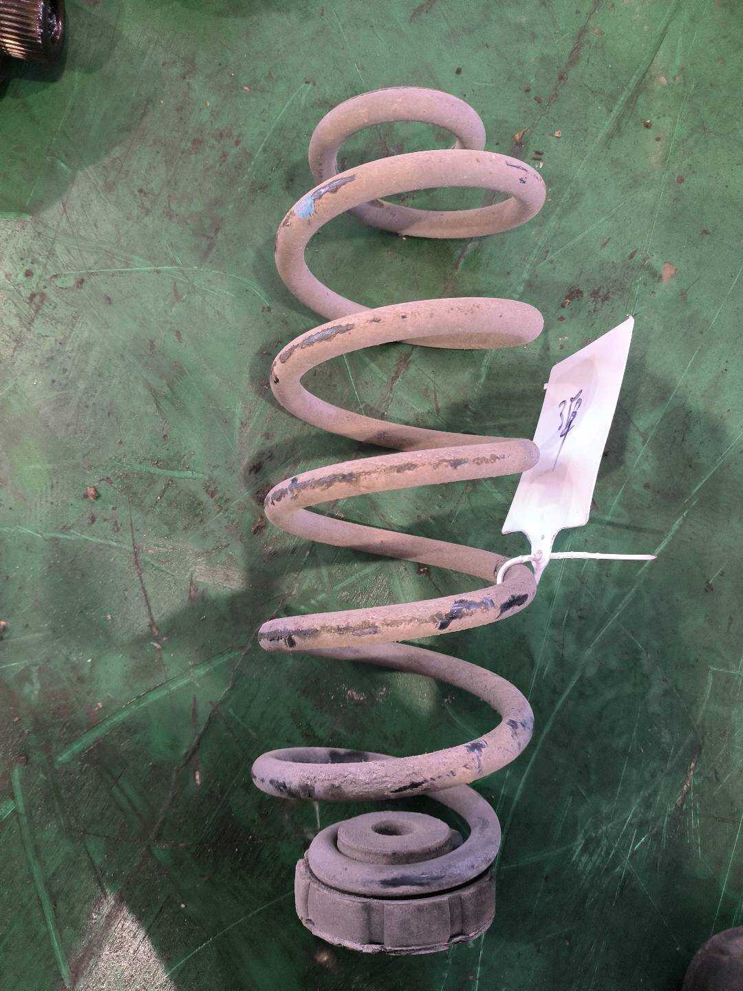 L8RD511115B Rear Shock Absorber Coil Spring