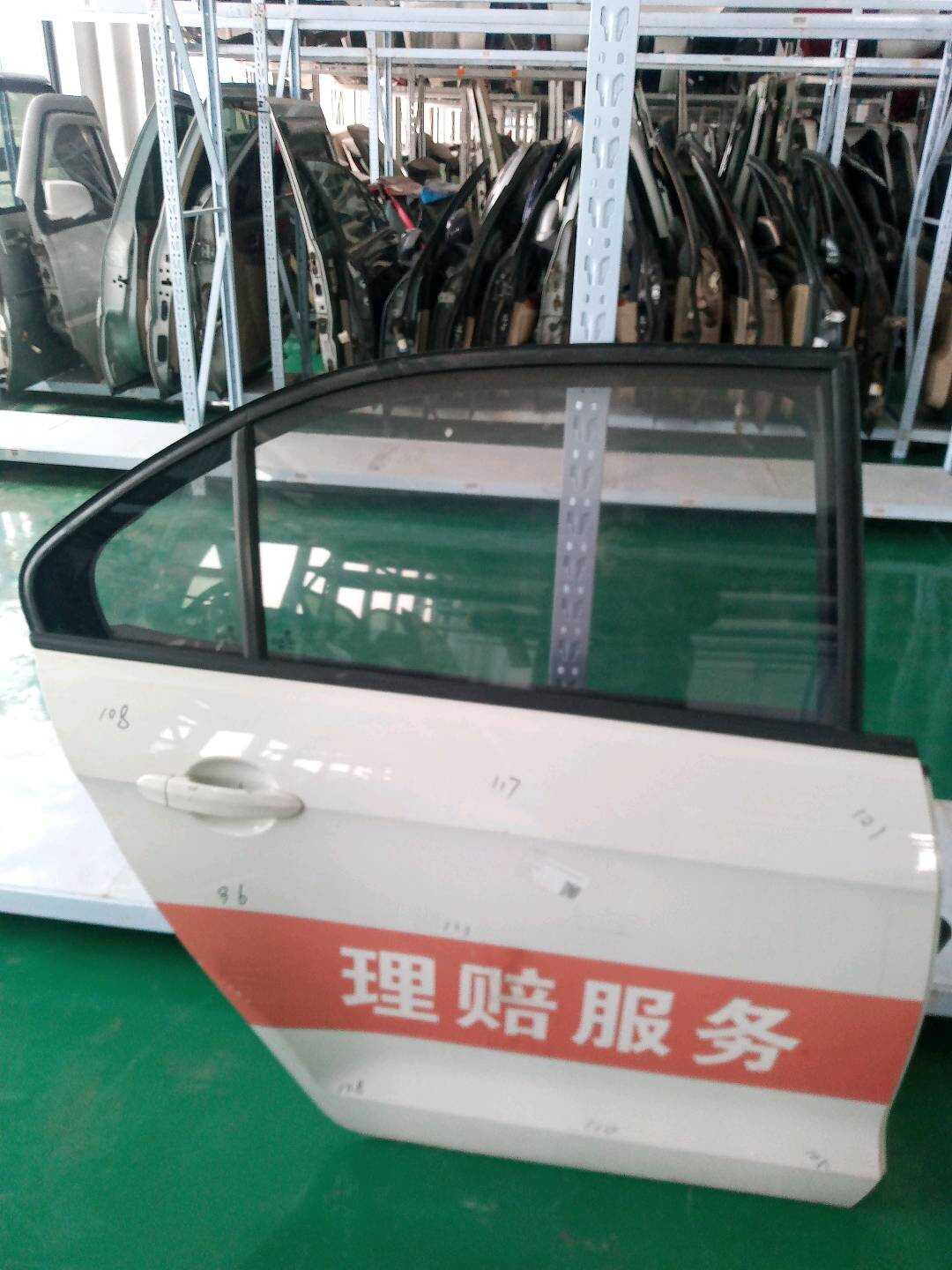 31G833056A 后门壳（右）